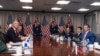 Министр обороны США Пит Хегсет (справа) и заместитель премьер-министра, министр обороны Австралии Ричард Марлз (слева) перед началом их встречи в Пентагоне, 7 февраля 2025 года. (фото AP /Manuel Balce Ceneta)