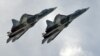 Dos aviones Sukhoi SU-57 de la Fuerza Aérea rusa son captados en esta foto del 23 de julio de 2017.