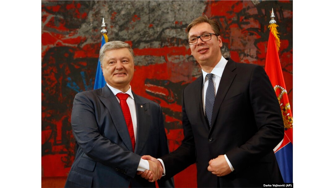 Predsednici Ukrajine i Srbije Petro Porošenko i Aleksandar Vučić rukuju se tokom razgovora u Palati Srbija u Beogradu (Foto: AP/Darko Vojinović)
