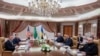 Funcionarios de EEUU y Ucrania, encabezados, respectivamente, por el Secretario de Estado Marco Rubio y el Ministro de Relaciones Exteriores, Andrii Sybiha, mantienen conversaciones organizadas por funcionarios saudíes, en Yeddah, Arabia Saudita, el 11 de marzo de 2025.