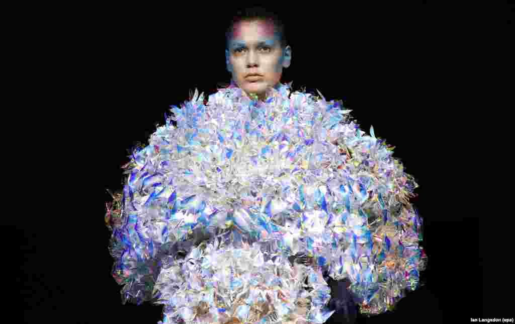 Seorang model mengenakan kreasi desainer Yuima Nakazato pada pameran busana di Paris, Perancis.