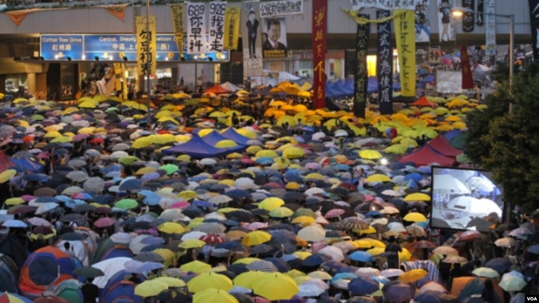香港爭取真普選的“佔中”行動星期二屆滿一個月。抗議活動組織者呼籲市民重返金鐘，並以撐傘的方式等紀念警方向示威者施放催淚彈。(蘋果日報圖片）