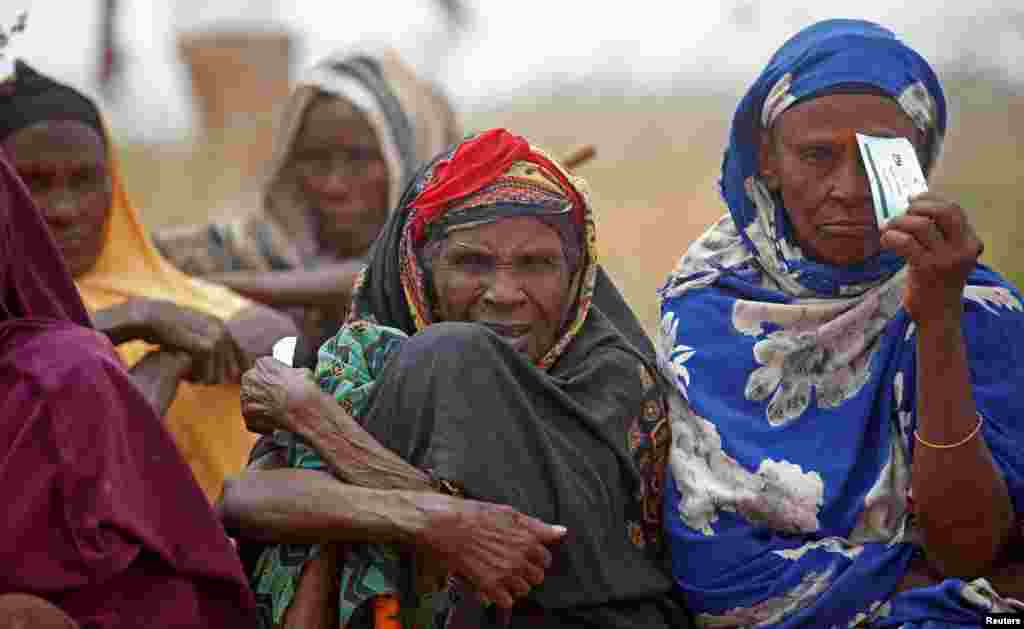 Orang-orang yang menjadi pengungsi di dalam negeri, menghindari luapan banjir Sungai Shabelle, menunggu untuk menerima bantuan kemanusiaan, dekat kota Baledweyne di Somalia bagian tengah.