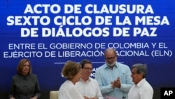 ARCHIVO - La representante del gobierno colombiano Vera Grabe, izquierda, y el comandante colombiano del grupo guerrillero ELN, Pablo Beltrán, intercambian su acuerdo de extensión del alto el fuego firmado en La Habana, Cuba, el martes 6 de febrero de 2024.