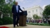 លោក​ប្រធានាធិបតី Donald Trump ដើរចេញ​ពី​វេទិកា បន្ទាប់ពី​ថ្លែង​សុន្ទរកថា​ក្នុង​ពិធី​មួយ​ស្តីអំពី​យុទ្ធសាស្រ្ត​ធ្វើតេស្ត​រក​ជំងឺ​កូវីដ១៩ ដែល​បាន​ធ្វើឡើង​នៅ​សួន​កុលាប​នៃ​សេតវិមាន កាលពី​ថ្ងៃចន្ទ ទី២៨ ខែកញ្ញា ឆ្នាំ២០២០ ក្នុង​រដ្ឋធានី​វ៉ាស៊ីនតោន។