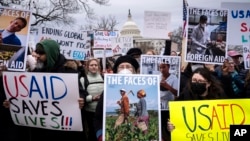 Demonstranti i zakonodavci protestuju protiv predsednika Donalda Trampa, njegovog saveznika Ilona Maska i njihovih planova za Agenciju za međunarodni razvoj SAD, koja upravlja stranom pomoći koju je odobrio Kongres, na Kapitol Hilu u Vašingtonu, 5. februara 2025.