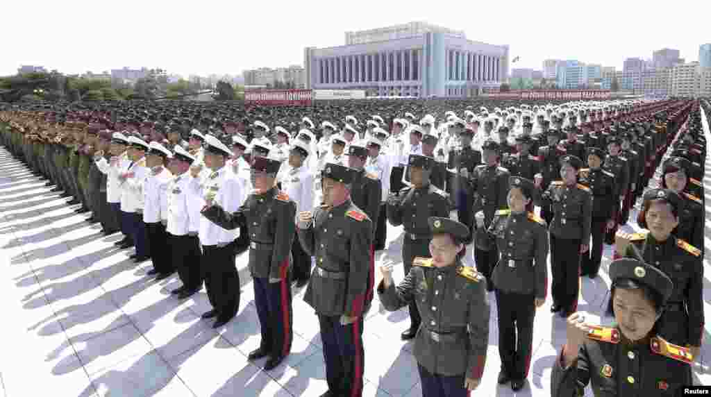 정전 60주년을 앞둔 24일, 북한 군인들이 인민무력부에 세워진 김일성·김정일 동상 앞에서 결의대회를 가졌다.