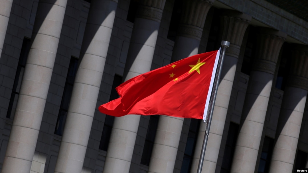 资料照：北京人大会堂前飘扬的中国国旗。