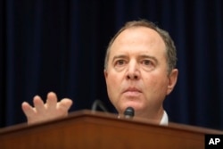 El presidente de la Comisión de Inteligencia de la Cámara de Representantes de EE.UU., Adam Schiff, demócarta por California, formula preguntas al director interino de Inteligencia Nacional Joseph MaGuire el jueves, 26 de septiembre, de 2019.