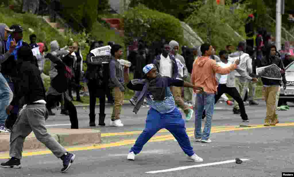 Người biểu tình đụng độ với cảnh sát gần Khu thương xá Mondawmin sau đám tang của Freddie Gray ở thành phố Baltimore, ngày 27 tháng 4, 2015.