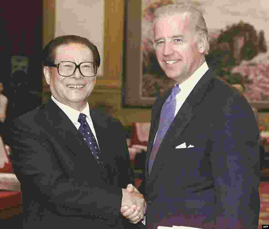 2001年8月8日，美国参议院外交关系委员会主席约瑟夫&middot;拜登在北戴河会见中国国家主席江泽民。江泽民说，历史告诉我们，中美两国合作则两利，对抗则俱伤。拜登表示，他在防止核扩散等问题上向中国施压，江泽民对他说中国不希望朝鲜拥有发展远程导弹的能力。