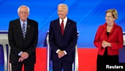 Senatori Berni Sanders, potpredsednik Džo Bajden i senatorka Elizabet Voren na početku demokratske debate u Hjustonu, 12. septembra 2020.