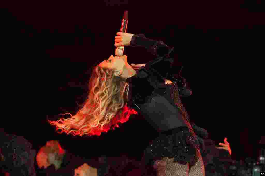 Penyanyi Beyonce tanpil dalam konser 'Formation World Tour' di kota Detroit, Michigan.