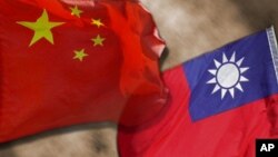 中國和台灣旗幟。