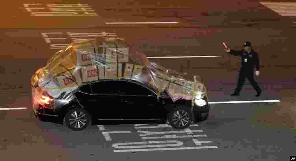A South Korean vehicle loaded with goods from North Korea's Kaesong arrives at the customs, immigration and quarantine office near the border village of Panmunjom, in Paju, South Korea, April 30, 2013.