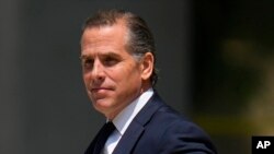 Hunter Biden, hijo del presidente estadounidense Joe Biden, abandona un tribunal tras una comparecencia, el 26 de julio de 2023, en Wilmington, Delaware.