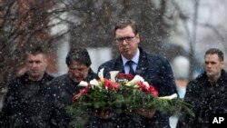 Predsednik Srbije Aleksandar Vučić polaže venac na mesto ubistva Olivera Ivanovića, u Kosovskoj Mitrovici.