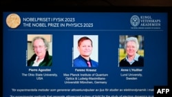 El anuncio de la Academia Sueca muestra de izquierda a derecha las fotos de Pierre Agostini, Ferenc Krausz y Anne L'Huillier, ganadores del Premio Nobel de Física 2023.