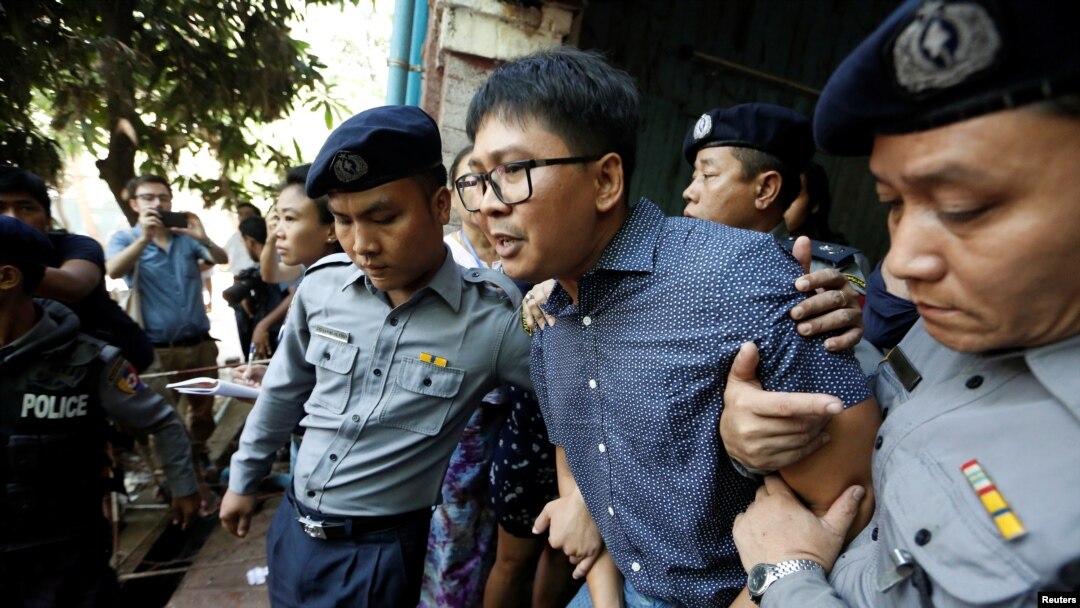 Mwandishi wa habari wa shirika la habari la Reuters Wa Lone akitoka mahakamani akishikiliwa na polisi huko Yangon, Myanmar Aprili 11, 2018. 