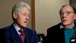 El ex presidente Bill Clinton y el escritor James Patterson durante una entrevista sobre la novela que co-escribieron "El presidente está desaparecido". Foto: Mayo 21 de 2018.
