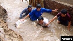 Tình nguyện viên giúp dân cứu đê vỡ. (Ảnh tư liệu)