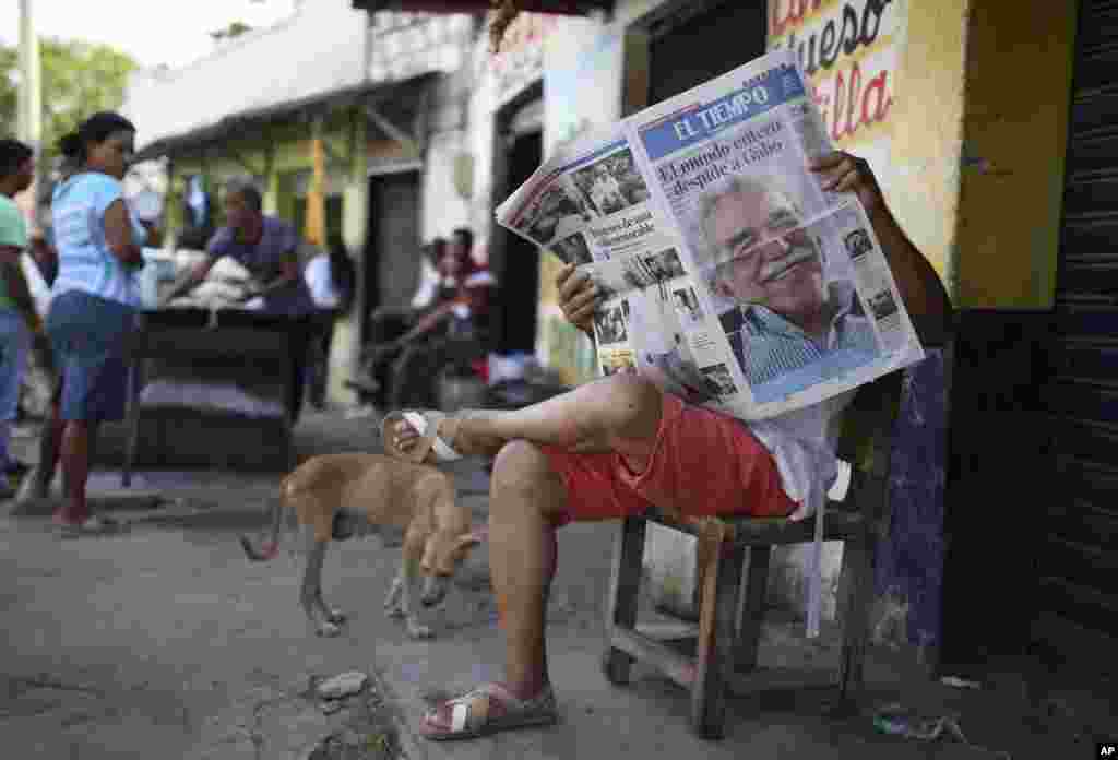 Seorang laki-laki membaca koran dengan halaman depan yang memberitakan meninggalnya penerima penghargaan Nobel Gabriel Garcia Marquez, di Aracataca, kota di mana ia dilahirkan di pantai Karibia di Kolombia. Garcia Marquez meninggal di Mexico City pada hari Kamis. 