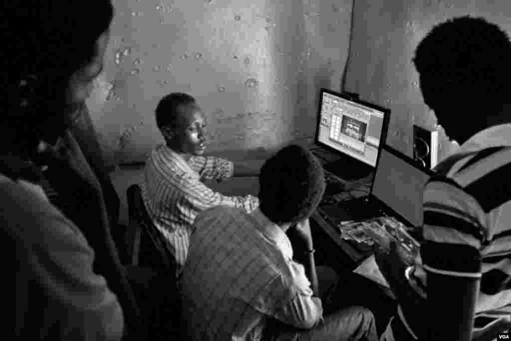 Shakoul, 20, anak yatim piatu akibat genosida, berbicara dengan para klien sambil menyunting video perkawinan di studionya di Giporoso, Kigali, Rwanda. (VOA/Hamada Elrasam)