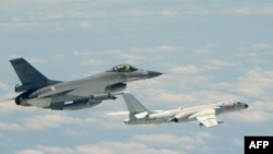ཐེ་ཝན་གྱི་F16 འཐབ་འཛིང་གནམ་གྲུས་རྒྱ་ནག་གི་H-6K རྟགས་ཅན་ལ་ལྟ་རྟོག་བྱེད་བཞིན་པ།
