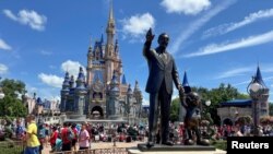 แฟ้มภาพ: ผู้คนรวมตัวที่ Magic Kingdom theme park ก่อนพาเหรด "Festival of Fantasy" ที่ Walt Disney World ในออร์แลนโด รัฐฟลอริดา 30 ก.ค. 2022 (รอยเตอร์)
