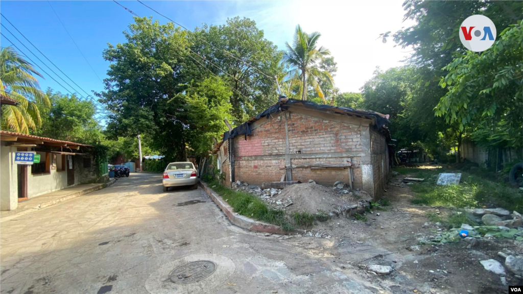 El Zonte aún mantiene calles sin pavimentar. Las casas son de lámina o bloque de concreto.