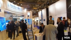 2015年莫斯科航展上中國航天企業展台和長征運載火箭模型。(美國之音白樺）