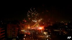 Fuegos artificiales marcan la celebración de los opositores del ahora ex presidente Morsi en El Cairo