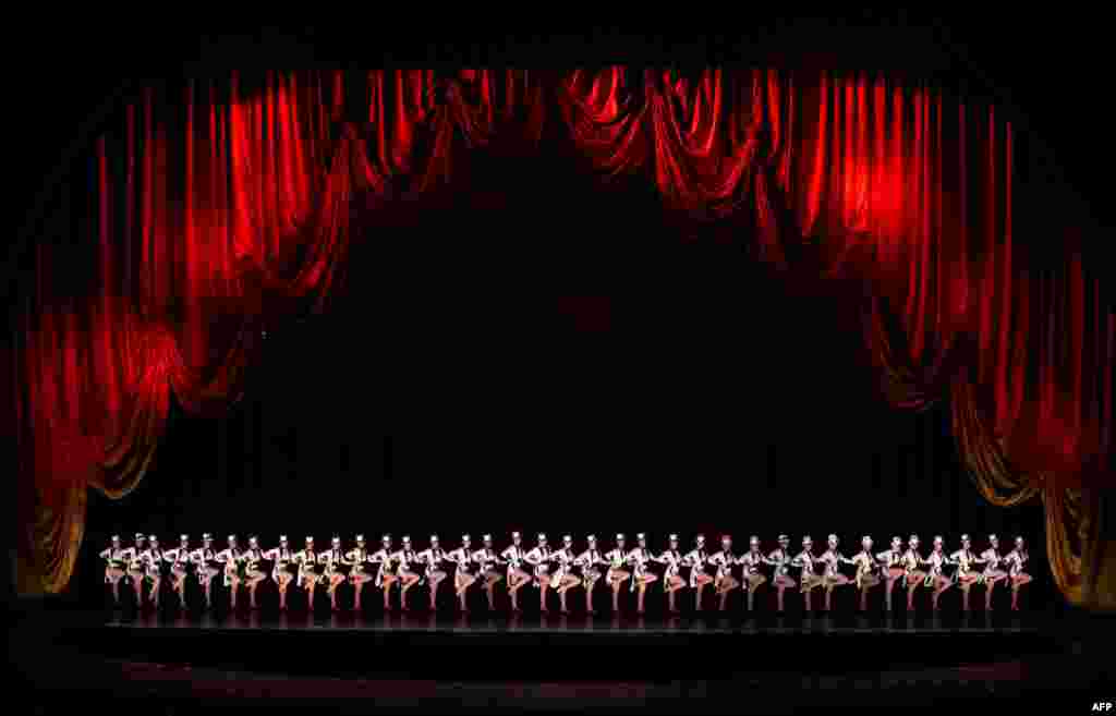 Para penari dari kelompok 'Radio City Rockettes' tampil dalam pertunjukan 'Finale' Radio City Music Hall di kota New York.