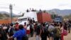 Un grupo de migrantes hondureños intenta pasar un retén policial en Vado Hondo, Guatemala, el pasado 18 de enero, con el objetivo de llegar a Estados Unidos.