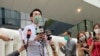 중국 전인대 상무위원회가 30일 홍콩 개편안을 통과시킨 데 이어, 홍콩 민주당 대표가 홍콩 입법회 건물 앞에서 기자회견을 하고 있다. 