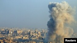 Una columna de humo se ve desde un área rebelde de Alepo, Siria, en esta imagen del 12 de diciembre de 2016.