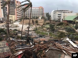 Destrucción dejada por el huracán Irma en la isla de St. Martin, en el Caribe, mientras avanza hacia el Sur de la Florida. El estado ha tomado extraordinarias medidas para prepararse antes del impacto de la tormenta el sábado en la madrugada. Sept. 6, 2017.