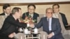 1989年2月26日，美國總統 H.W.布殊和中國總理兼中共總書記趙紫陽在北京人民大會堂舉行會談時握手。