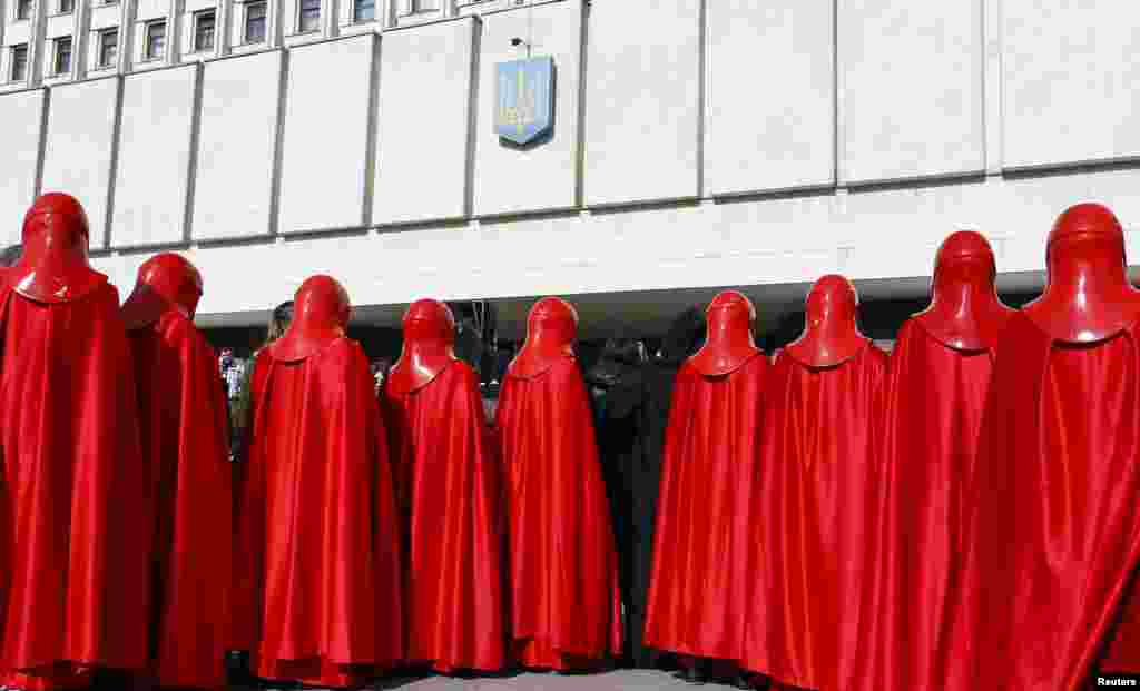 Para aktivis dari Partai Internet Ukraina mengenakan kostum Star Wars melakukan unjuk rasa di depan kantor Komisi Pemilihan Umum (KPU) di Kyiv, Ukraina.&nbsp;