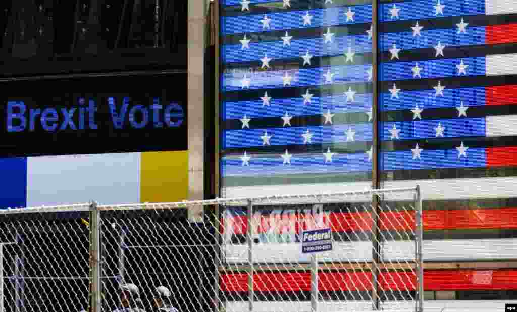 Sebuah 'news ticker' di Times Square menunjukkan berita utama mengenai referendum 'Brexit' di Ingris untuk meninggalkan Uni Eropa, di New York (24/6). (EPA/Justin Lane)