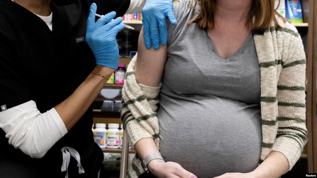 ARHIVA - Trudna žena prima vakcinu protiv kovida 19 u apteci u Šenksvilu u Pensilvaniji, 11. febraua 2021. (Foto: AP)