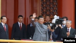 中共最高領導人習近平身著灰色毛式中山裝。
