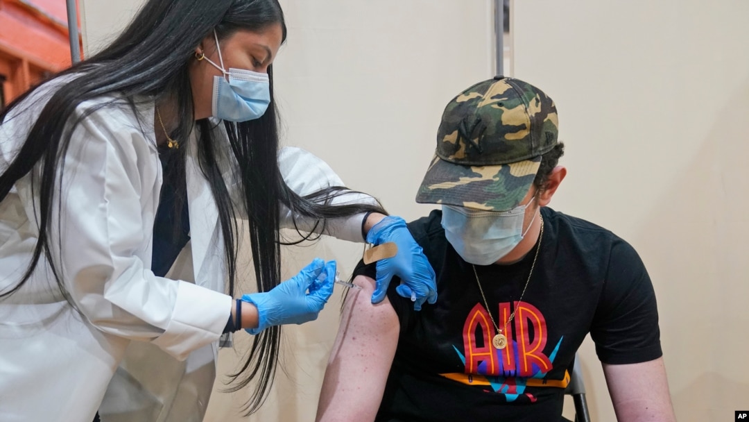 미국 뉴저지주 웨스트뉴욕에서 '화이자(Pfizer)' 신종 코로나바이러스 백신을 접종하고 있다. (자료사진)