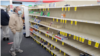 Un ciudadano observa los anaqueles casi vacíos de un supermercado en la costa este de Estados Unidos, el miércoles 05 de enero. [Foto: Tomás Guevara, VOA].