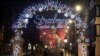Esta imagen combinada muestra una foto de archivo del martes 20 de diciembre de 2016 del mercado tradicional de Navidad en Estrasburgo, Francia, arriba, y la plaza el viernes 27 de noviembre de 2020.