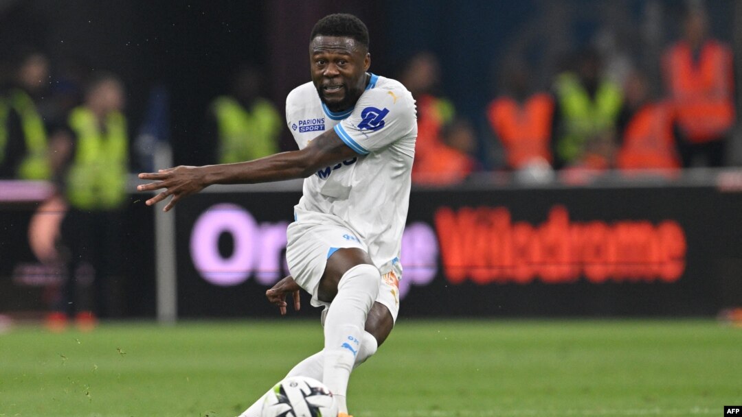 Défenseur to mokangi ya ba Léopards ya RDC #99 Chancel Mbemba abeti ndembo na match ya L1 ya club na ye Olypique de Marseille na FC Lorient, stade Vélodrome, Marseille, France, 12 sanza ya mitano 2024.(Photo by Nicolas TUCAT / AFP)