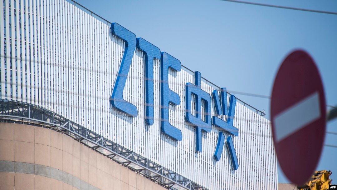 中國上海一棟寫字樓上的中興公司標識 - 資料照片