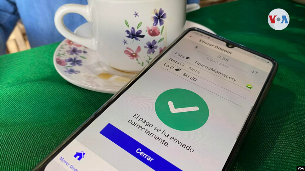 Un cliente paga con bitcóin en restaurante en Chiltiupán, El Salvador.