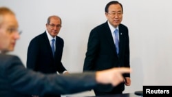 U.N. Secretary-General Ban Ki-moon (R) and Organisation for the Prohibition of Chemical Weapons (OPCW) Director-General Ahmet Uzumcu (C) arrive at a news conference at the OPCW in the Hague Apr. 8, 2013.