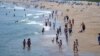 Las aguas del Océano Atlántico atraen a los bañistas a la playa de Old Orchard, en Maine, EEUU, el 18 de junio de 2024, bajo una ola de calor que se mueve hacia la región.